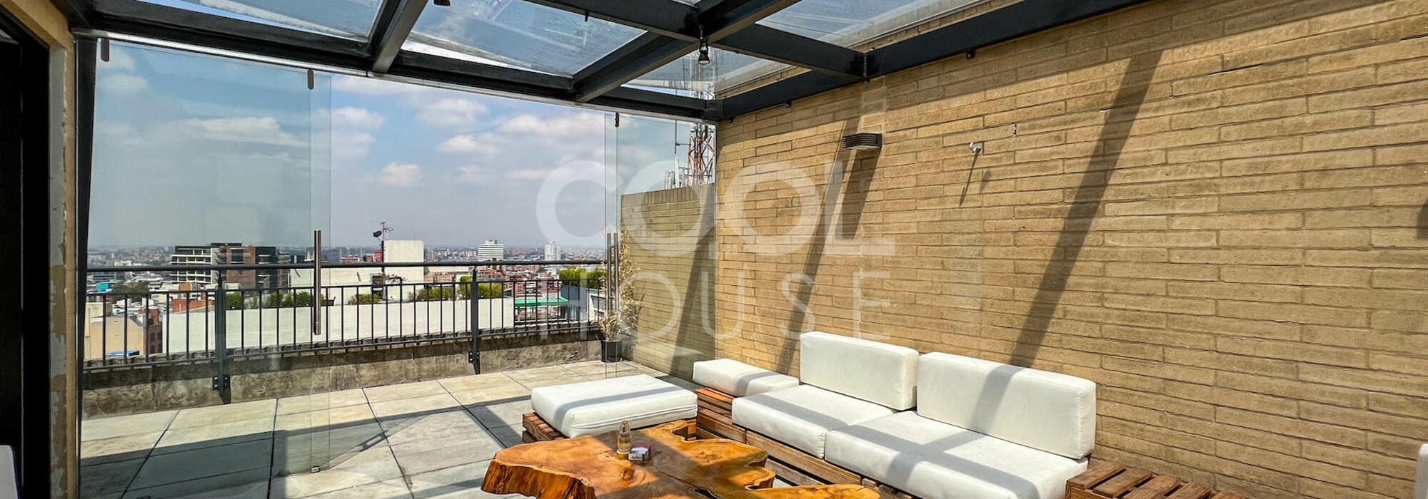 Apartamento triplex con terraza en venta en Granada  