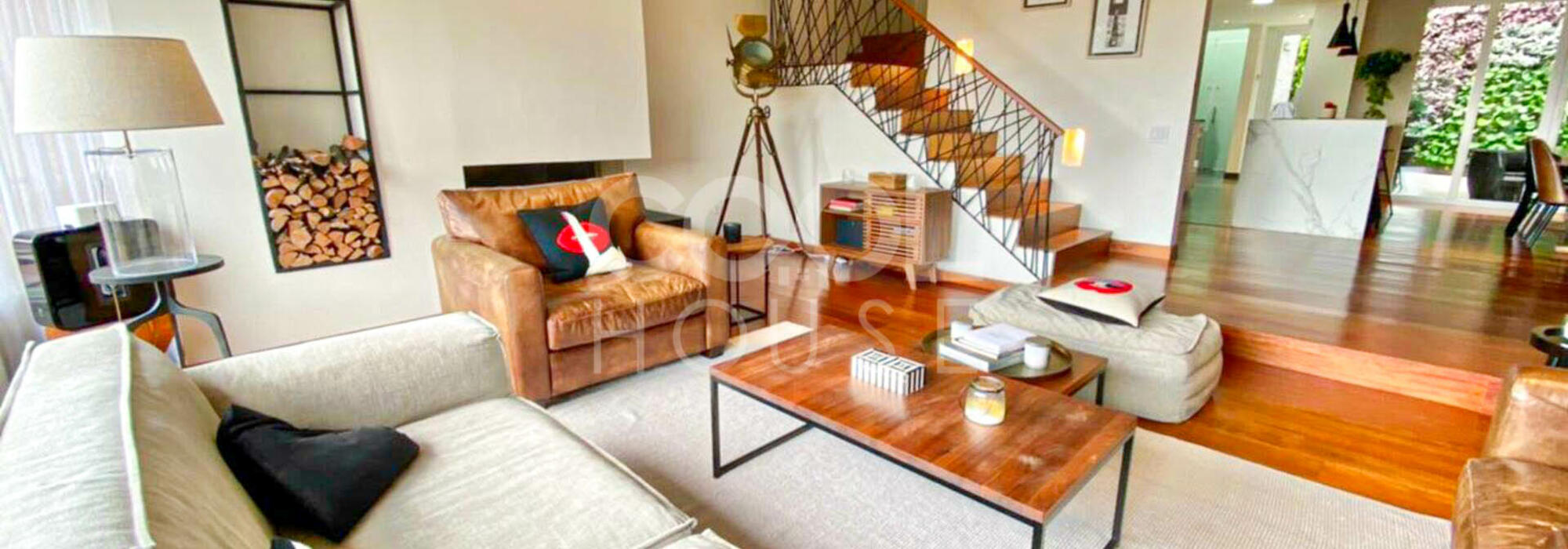 Casa Triplex con terrazas en venta en Santa Ana 