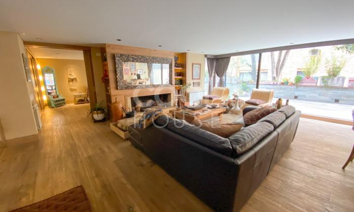 Apartamento remodelado con terraza en venta en Rosales