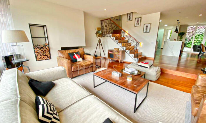 Casa Triplex con terrazas en venta en Santa Ana 