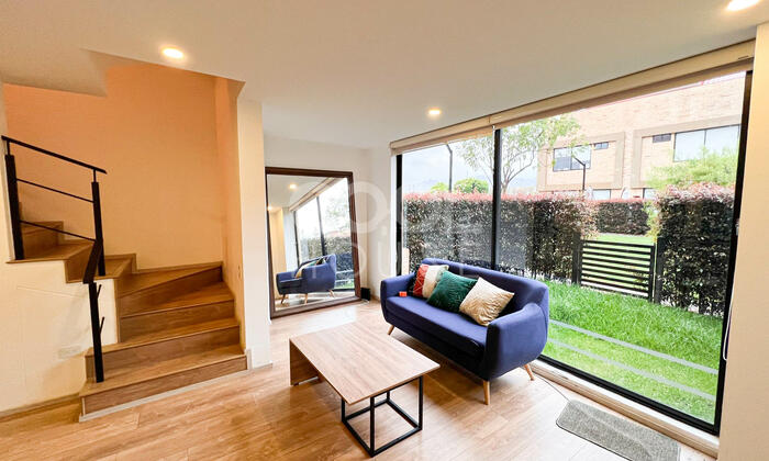 Casa triplex moderna con terraza en venta en Chía