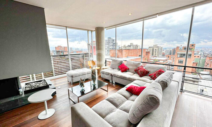 Penthouse triplex con terraza en venta o arriendo en Los Rosales 