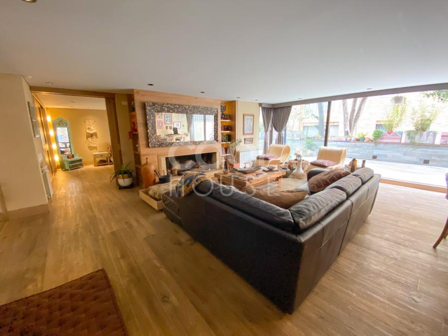 Apartamento remodelado con terraza en venta en Rosales