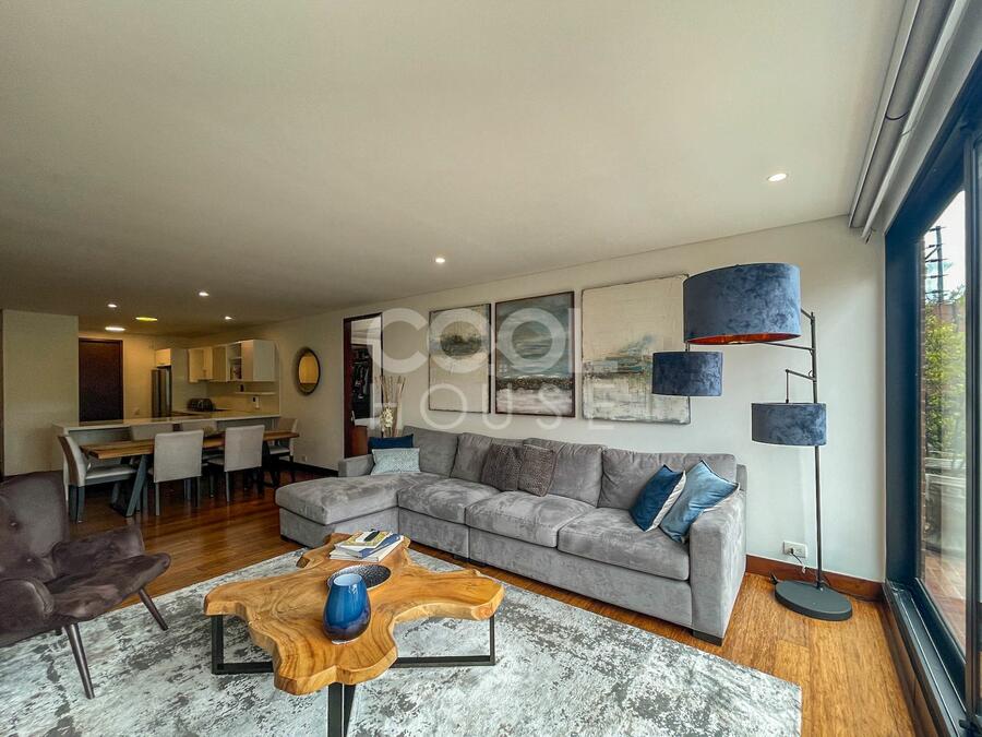 Apartamento moderno con terraza en venta en Los Rosales