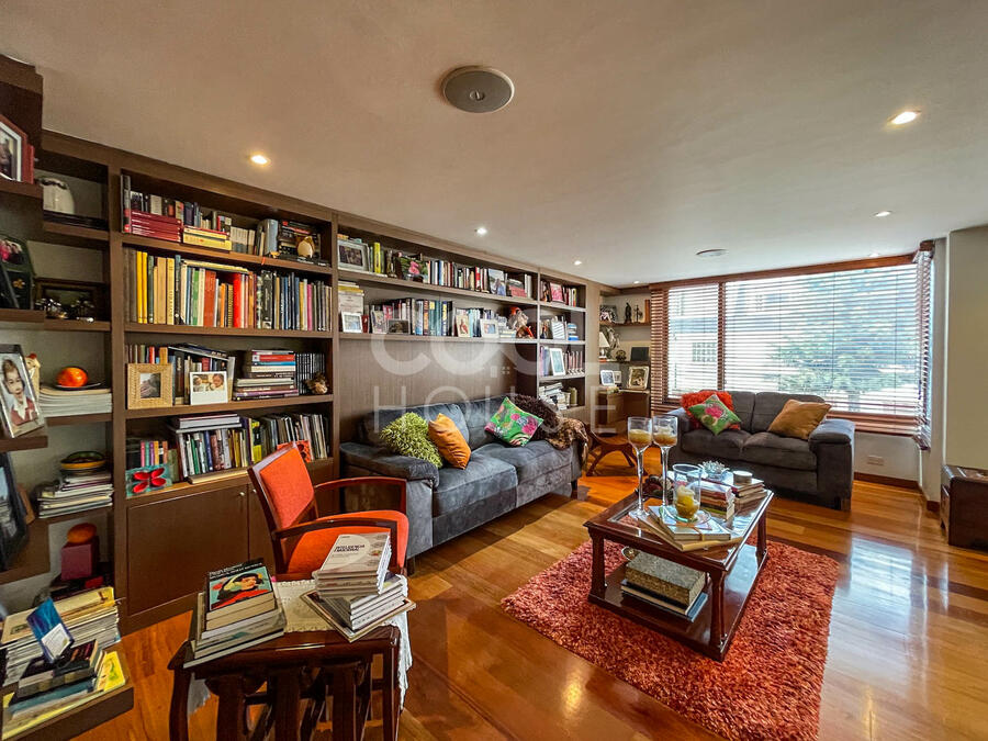 Apartamento en venta con terraza en Santa Paula 