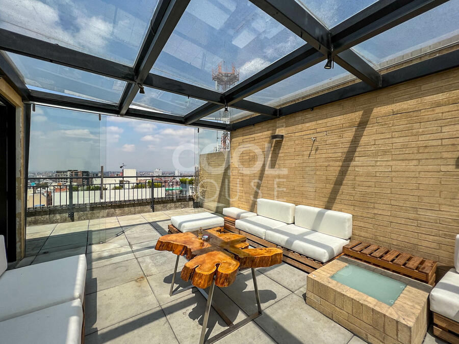 Apartamento triplex con terraza en venta en Granada  