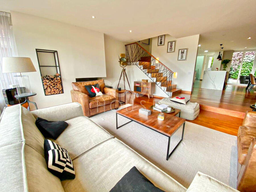 Casa Triplex con terrazas en venta en Santa Ana 