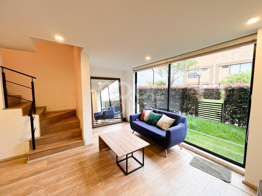 Casa triplex moderna con terraza en venta en Chía