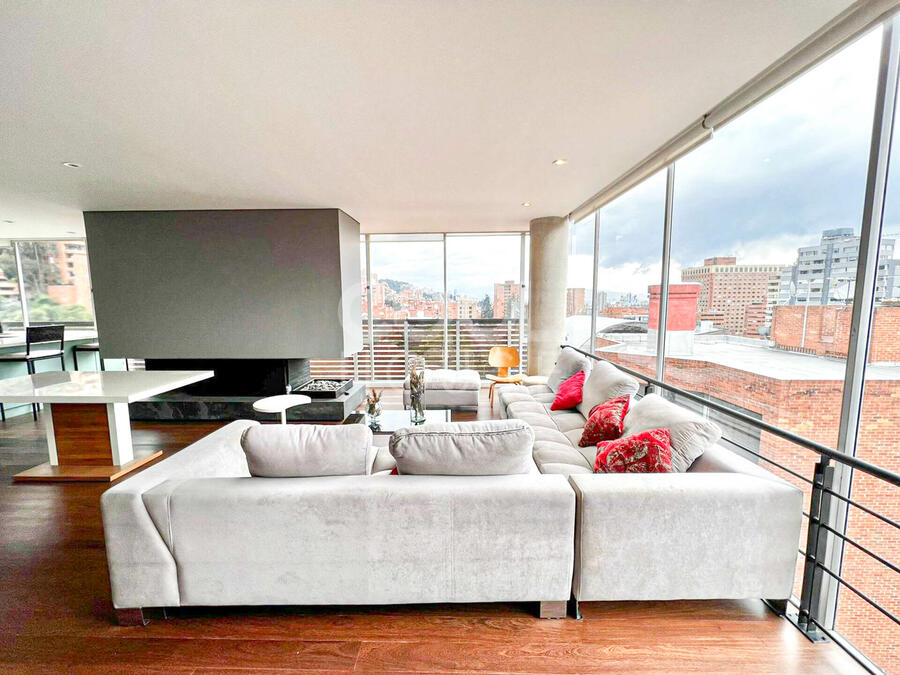 Penthouse triplex con terraza en venta o arriendo en Los Rosales 