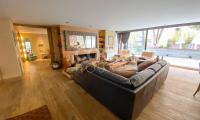 Apartamento remodelado con terraza en venta en Rosales